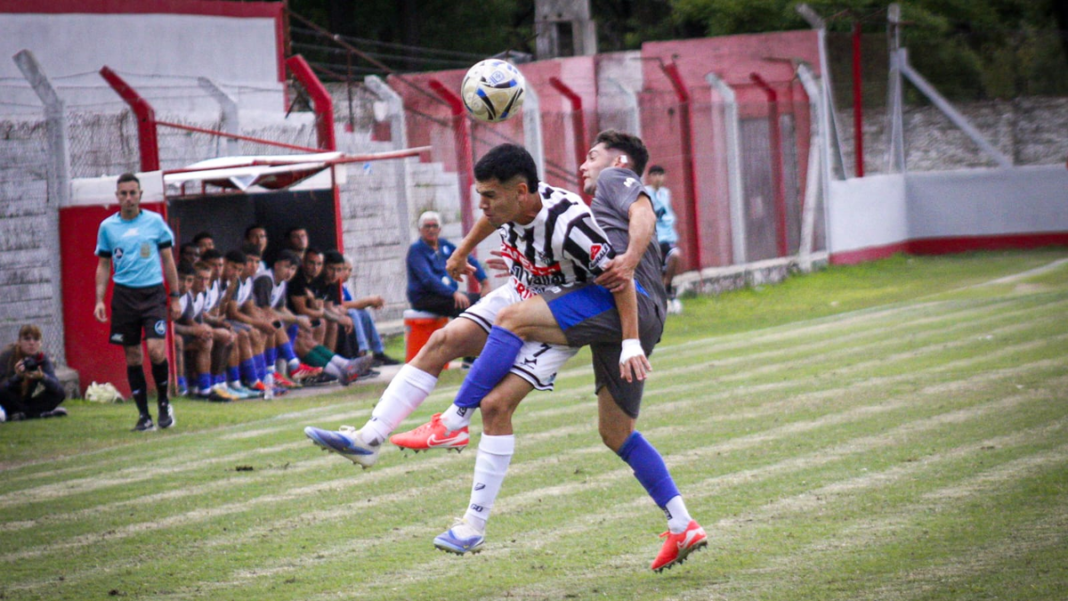 Jugadores de Argentino de Rosario y Mercedes durante el partido de Primera C en el estadio de la Liga Mercedina.