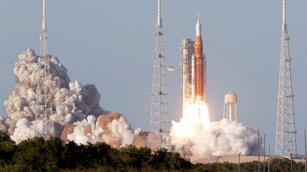 Cohete Space Launch System (SLS) despegando en la misión Artemis II desde el Centro Espacial Kennedy.