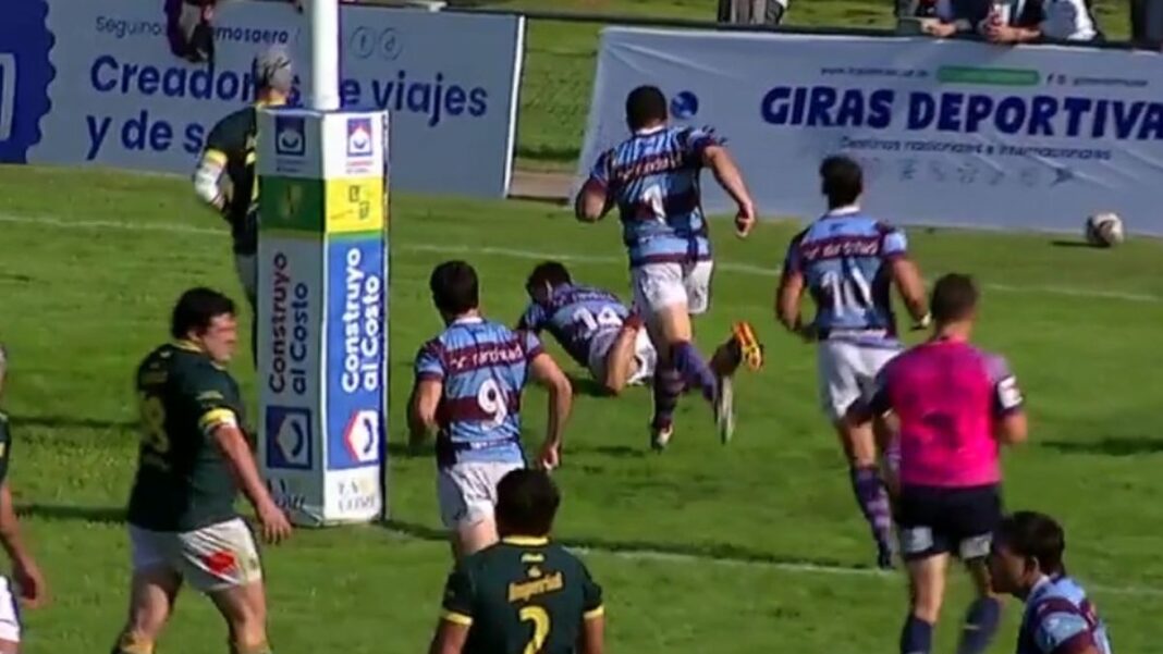 Jugadores de Atlético del Rosario y Los Tilos durante el partido de rugby en La Plata.
