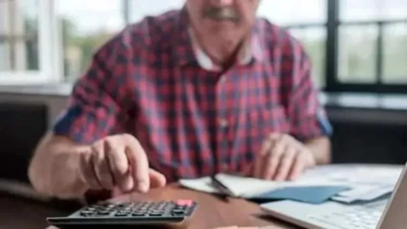 Gráfico estadístico sobre evolución del empleo informal en adultos mayores