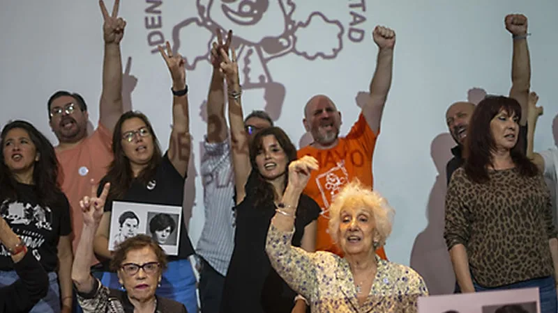 Gráfico representativo del aumento de consultas sobre identidad en marzo