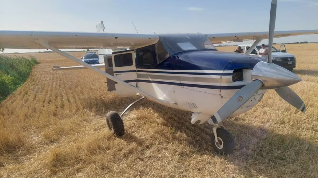 Avioneta Cessna 206 en un campo, similar a la hallada en el norte de Santa Fe.