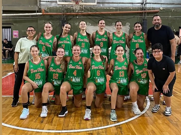 Jugadoras de básquet en acción durante un partido de la liga femenina de Santa Fe.