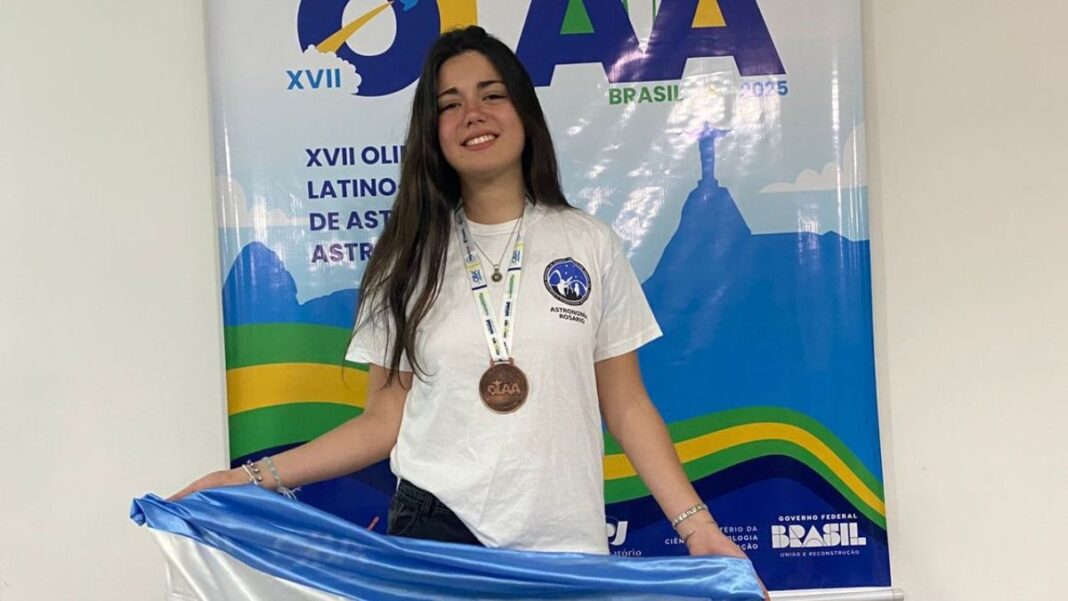 Avril Guzmán sosteniendo su medalla de bronce en la Olimpíada Latinoamericana de Astronomía