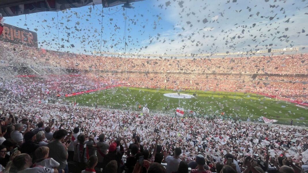 Estadio de fútbol con butacas, ilustrando la noticia sobre la prohibición de papelitos