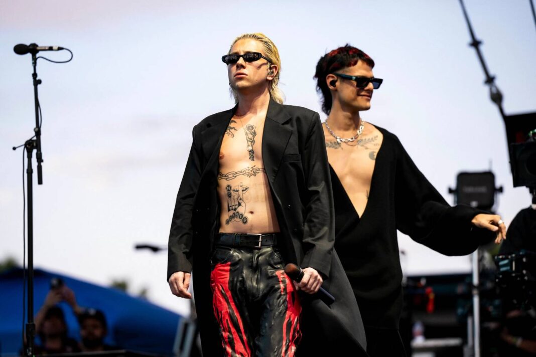 Ca7riel y Paco Amoroso junto a Robyn en la portada del single Blow My Mind