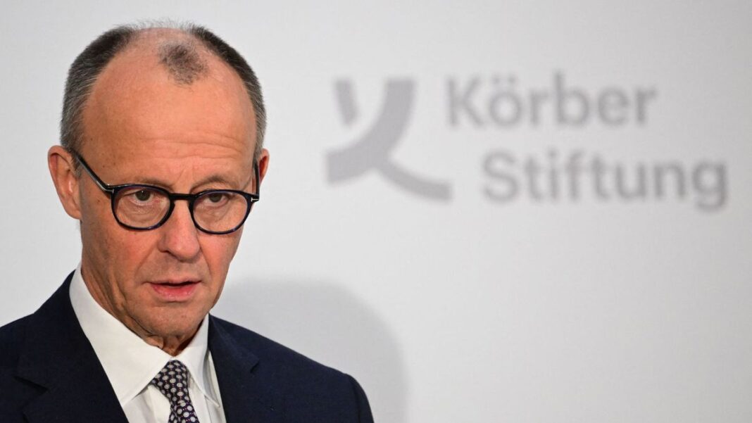 Canciller alemán Friedrich Merz durante charla con estudiantes en Marsberg