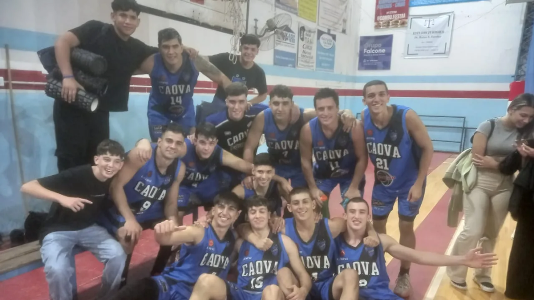 Jugadores de Caova y Tiro Suizo en acción durante el clásico de la Superliga Rosarina de básquet.