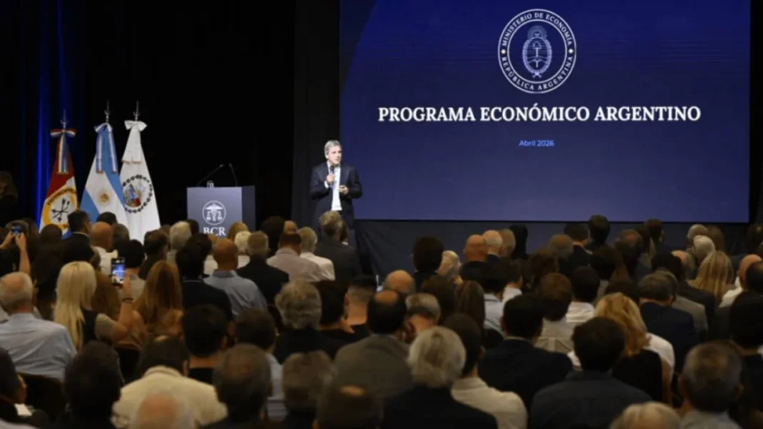 El ministro de Economía Luis Caputo durante su exposición en la Bolsa de Comercio de Rosario.