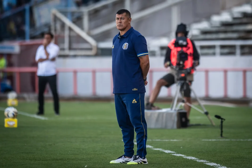 Jugadores de Rosario Central en el campo de juego del Gigante de Arroyito.