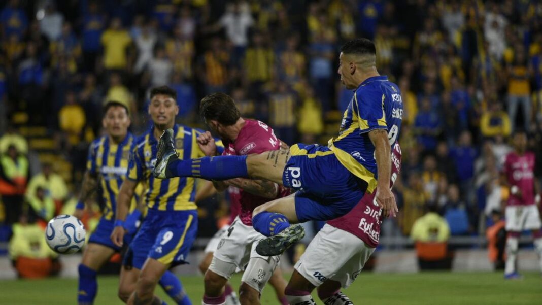 Jorge Almirón, director técnico de Rosario Central, durante un partido.