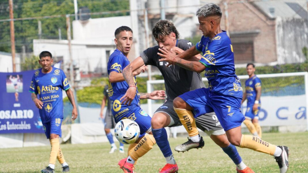 Jugadores de fútbol durante un partido de la Primera C en un estadio de Santa Fe
