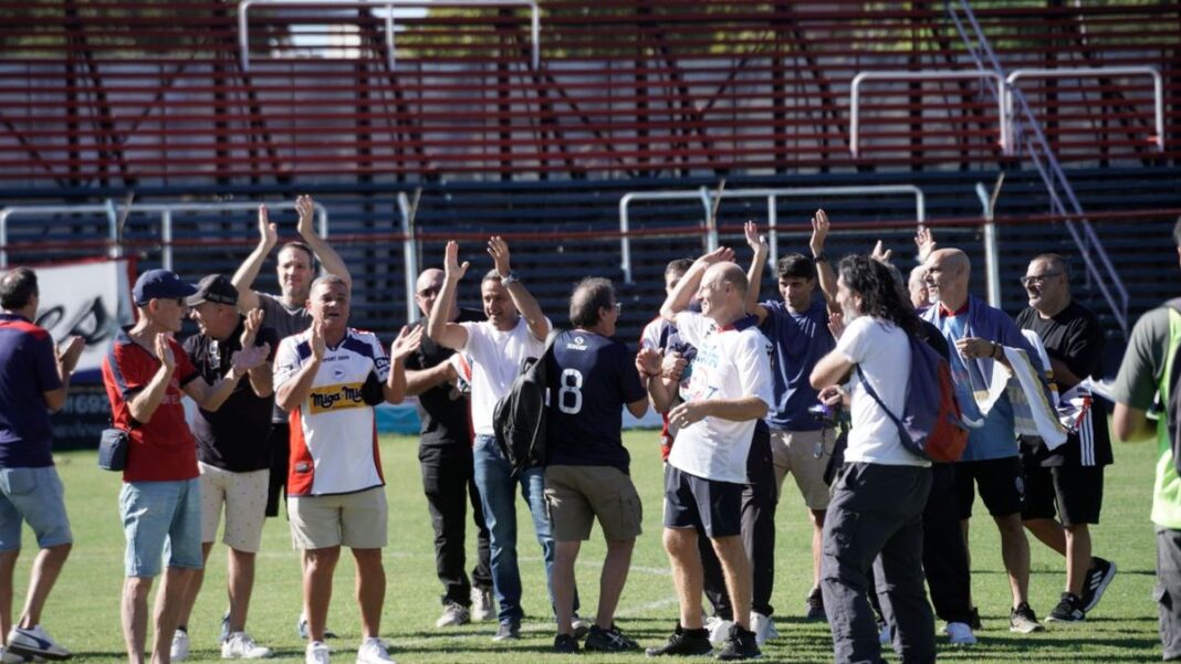Exjugadores de Central Córdoba campeones de 1991 durante el homenaje en el estadio Gabino Sosa