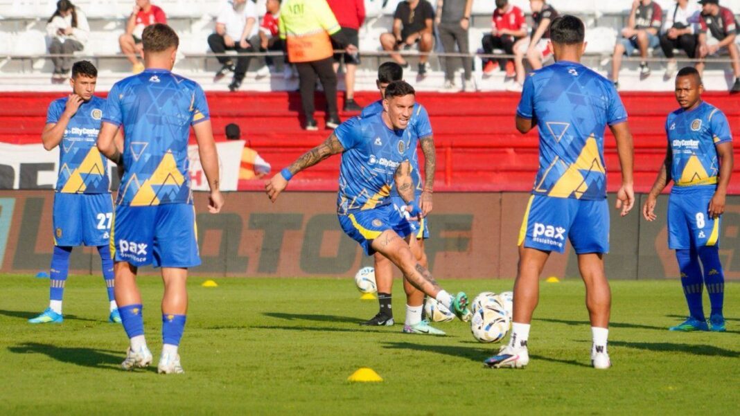 Jugadores de Central Córdoba en acción durante un partido de fútbol.