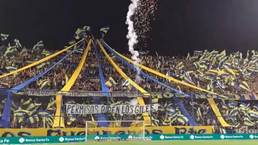 Estadio Gigante de Arroyito, sede del partido de Central en la Copa Libertadores, con presencia policial.