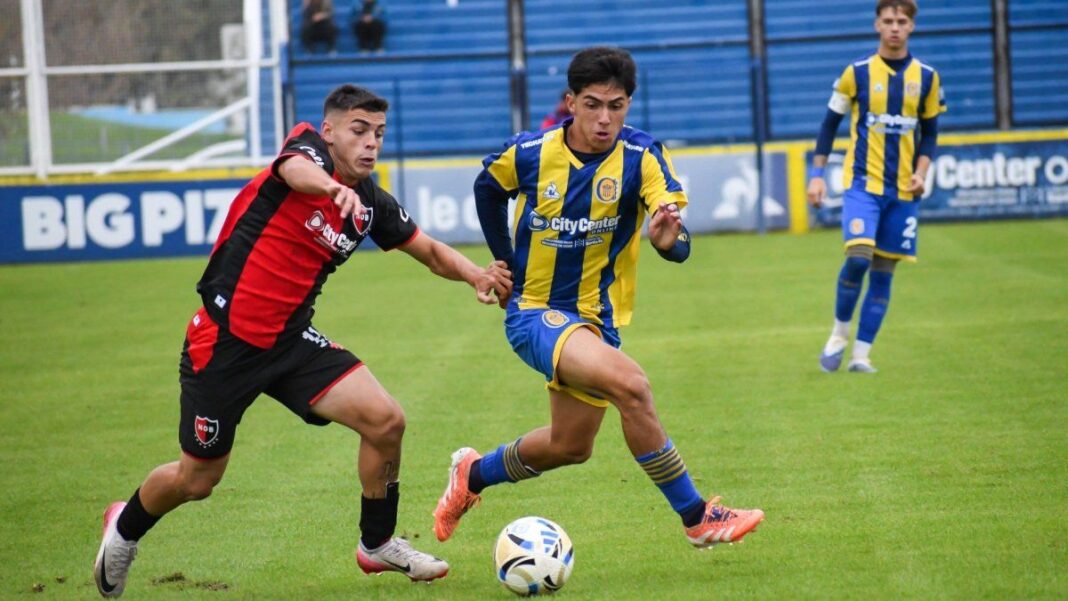 Jugadores de Rosario Central y Newell's durante el clásico de reserva en Arroyo Seco