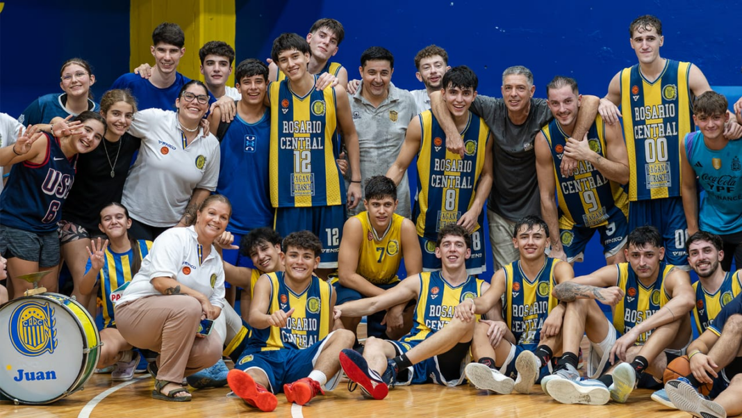 Jugadores de Rosario Central y Náutico en partido de la Liga Federal de Básquet en el Cruce Alberdi
