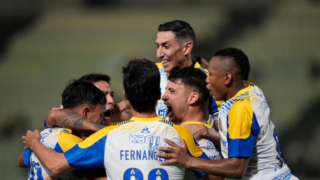 Jugadores de Rosario Central celebrando un gol ante Universidad Central en la Copa Libertadores