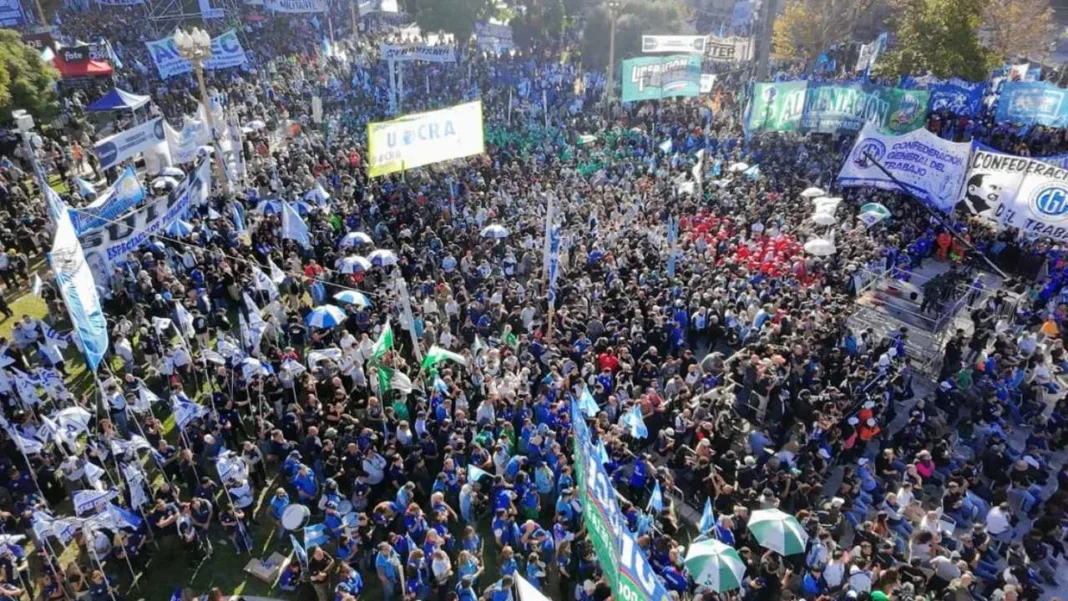 Multitud en la marcha de la CGT por el Día del Trabajador en Plaza de Mayo