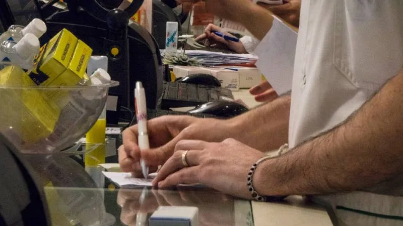 Fachada de una clínica en la Patagonia con cartel de Pami