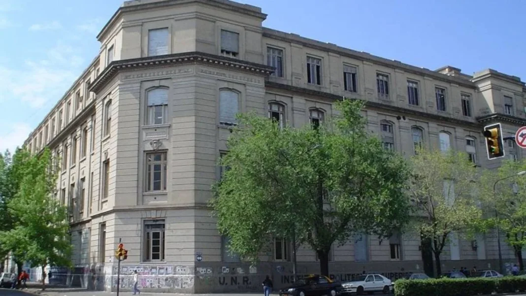 Manifestación de docentes universitarios en las calles de Rosario.