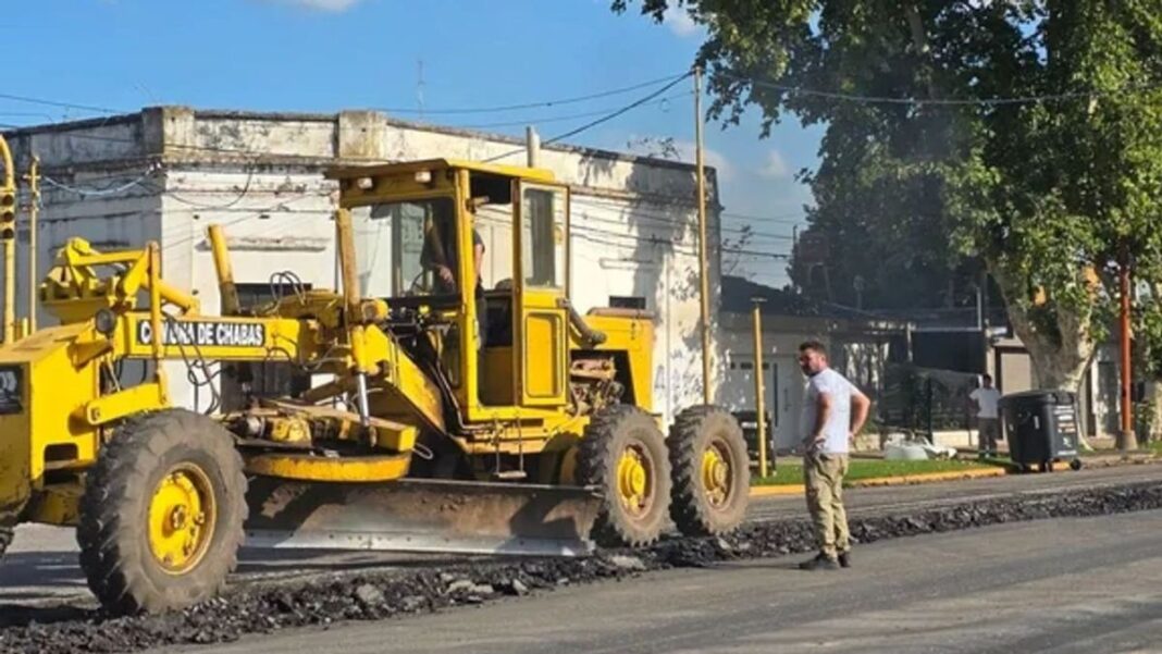 Máquina vial realizando trabajos de bacheo en la Ruta Nacional 33 a su paso por Chabás, provincia de Santa Fe.