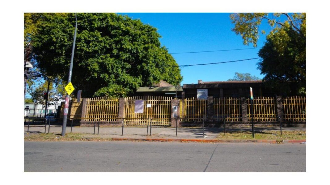 Fotografía de la escuela 117 Islas Malvinas en Rosario, donde ocurrió el accidente de Luna Miqueo Cuello