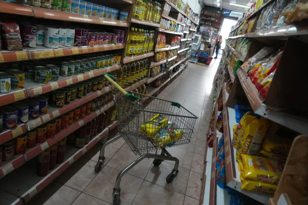 Góndolas de supermercado vacías en Santa Fe