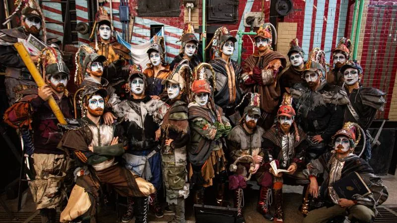 Integrantes de La Cotolengo Murga en escena durante la obra 