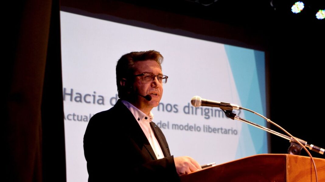 Cristian Módolo, economista, durante una entrevista o conferencia de prensa.