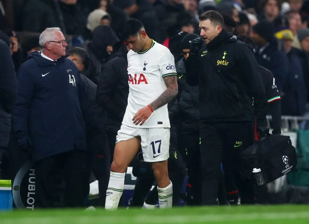 Cristian 'Cuti' Romero en acción con la camiseta del Tottenham Hotspur.
