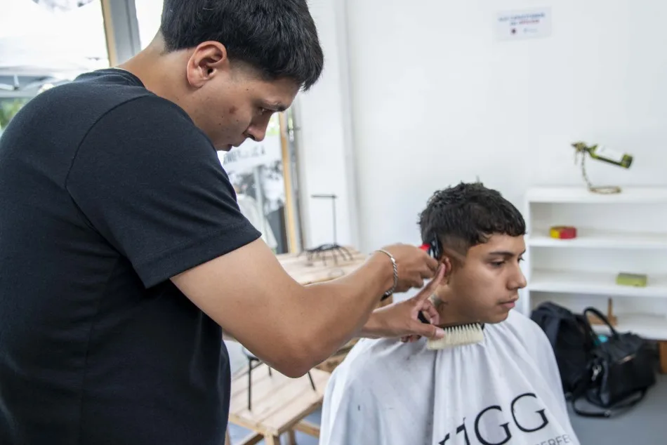 Personas participando en un curso de capacitación en un centro municipal de distrito de Santa Fe