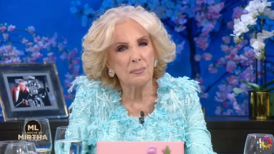 Fotografía de la mesa de debate del programa de Mirtha Legrand con sus invitados.