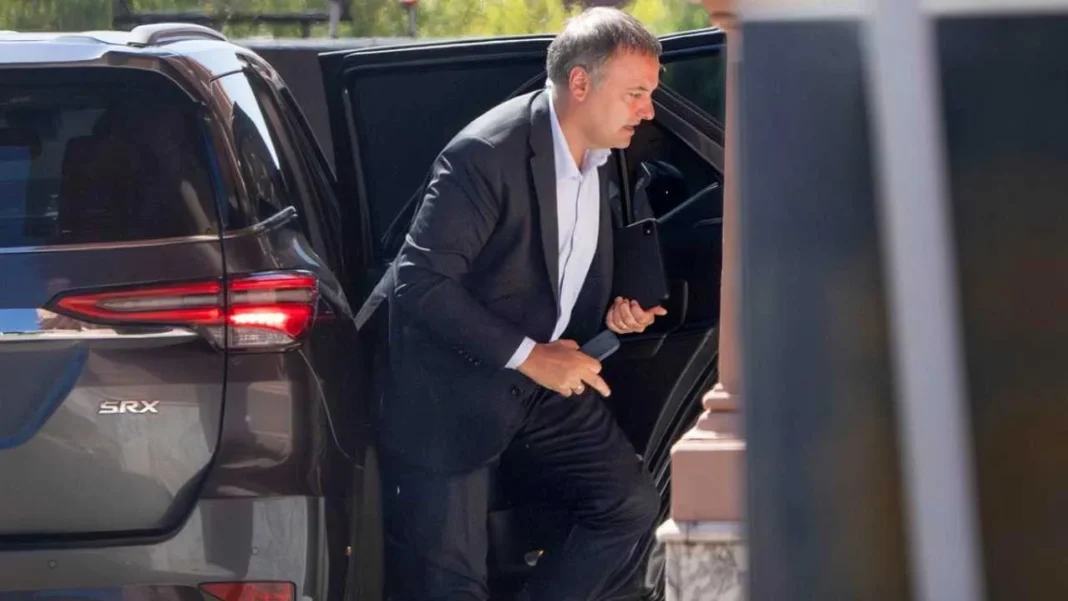 Ilustración de un edificio de tribunales o un documento judicial, representando la declaración en Comodoro Py.