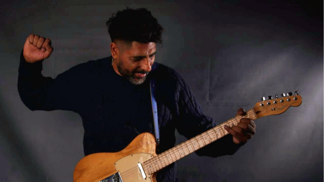 Demi Carabajal y su banda en un escenario durante una presentación folklórica.