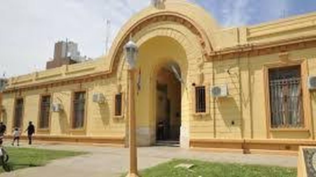 Exterior de la Jefatura de Policía de San Lorenzo, donde se realizan verificaciones vehiculares.