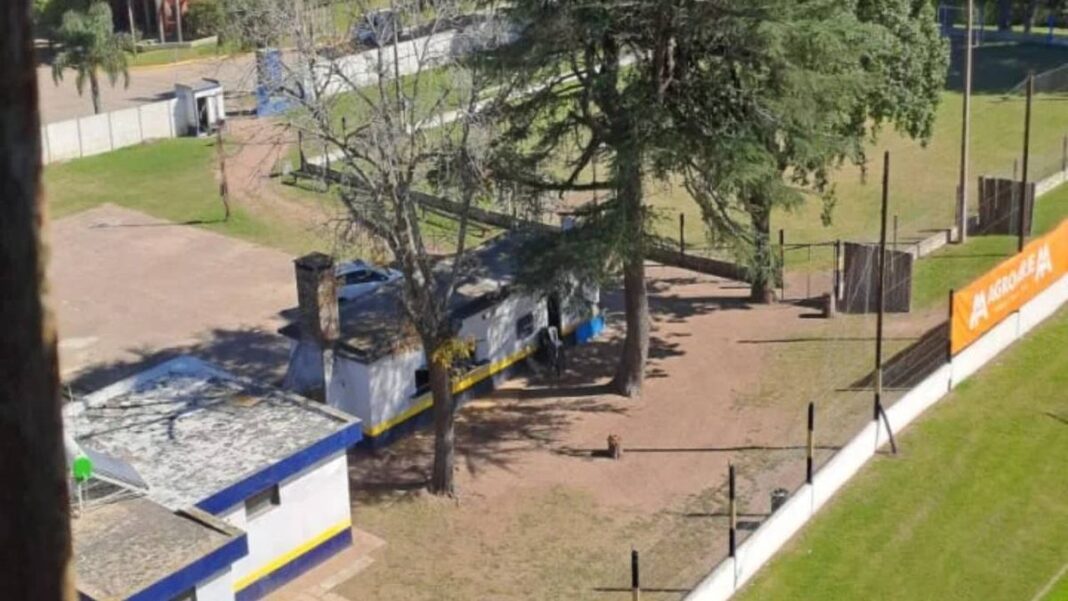 Operativo policial en las instalaciones del Club Atlético Eduardo Hertz de Villa Mugueta, provincia de Santa Fe.