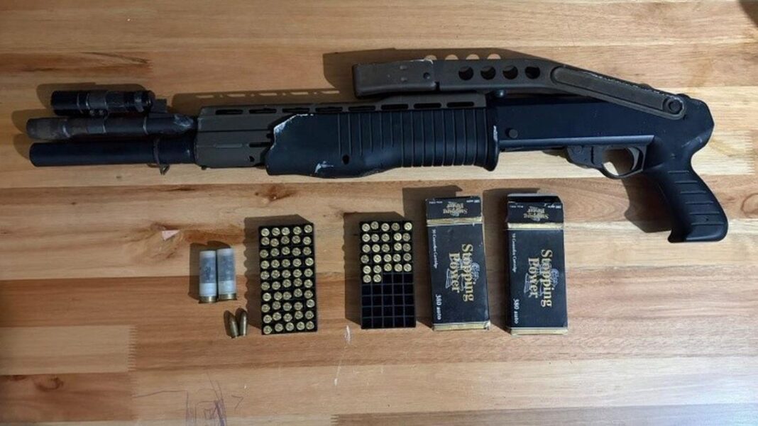 Efectivos policiales en procedimiento de allanamiento y secuestro de armas en una vivienda de Santa Fe