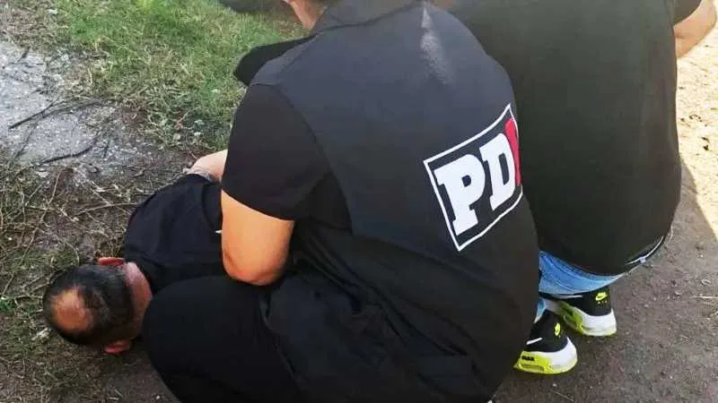 Ilustración genérica de una escena de investigación policial en la ciudad.