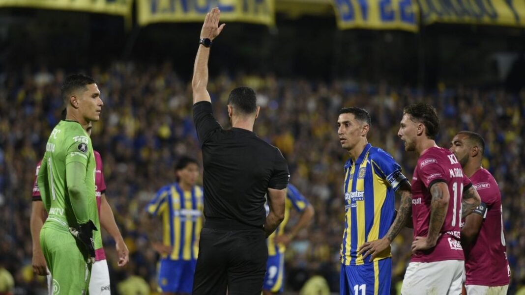 Ángel Di María, capitán de Rosario Central, durante el partido de Copa Libertadores.