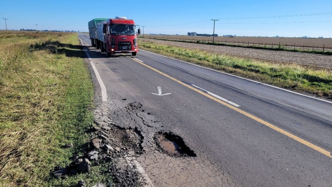 Ruta nacional en Santa Fe con baches y deterioro