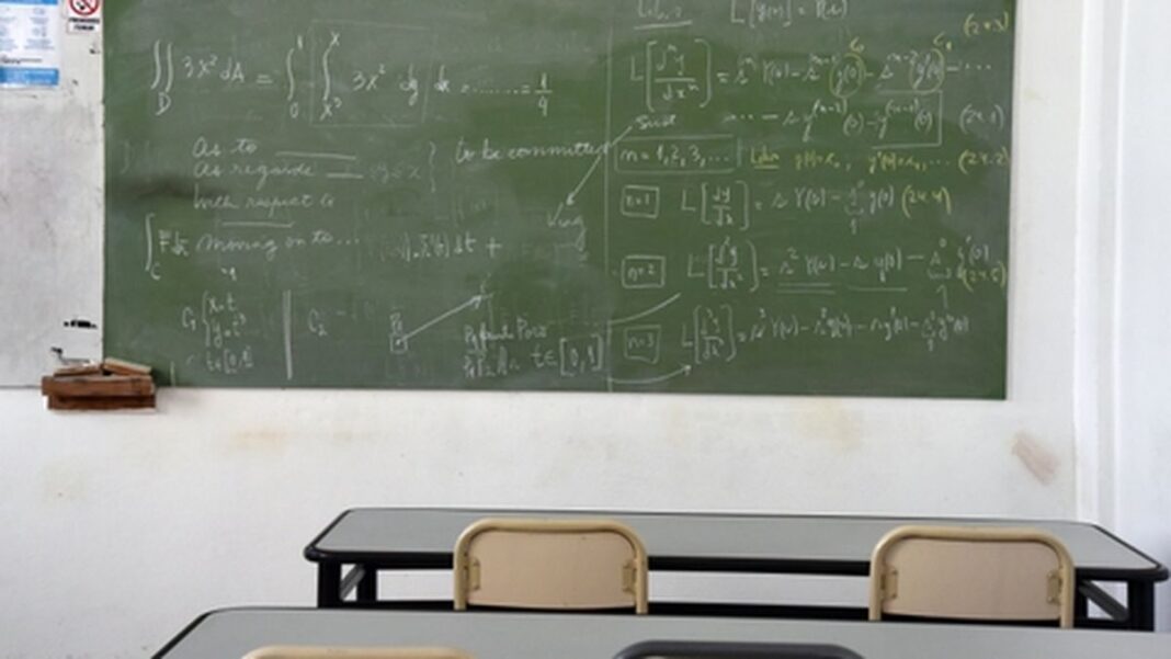 Docentes de la UTN en asamblea o frente a la facultad regional Rosario