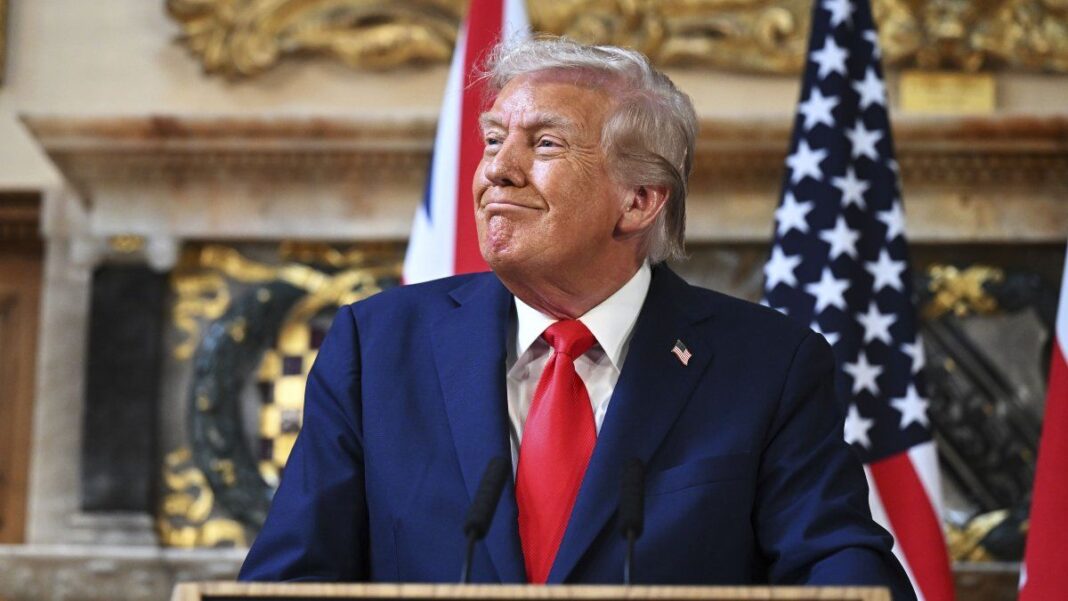 Pasaporte conmemorativo de Estados Unidos con la imagen de Donald Trump por el 250 aniversario