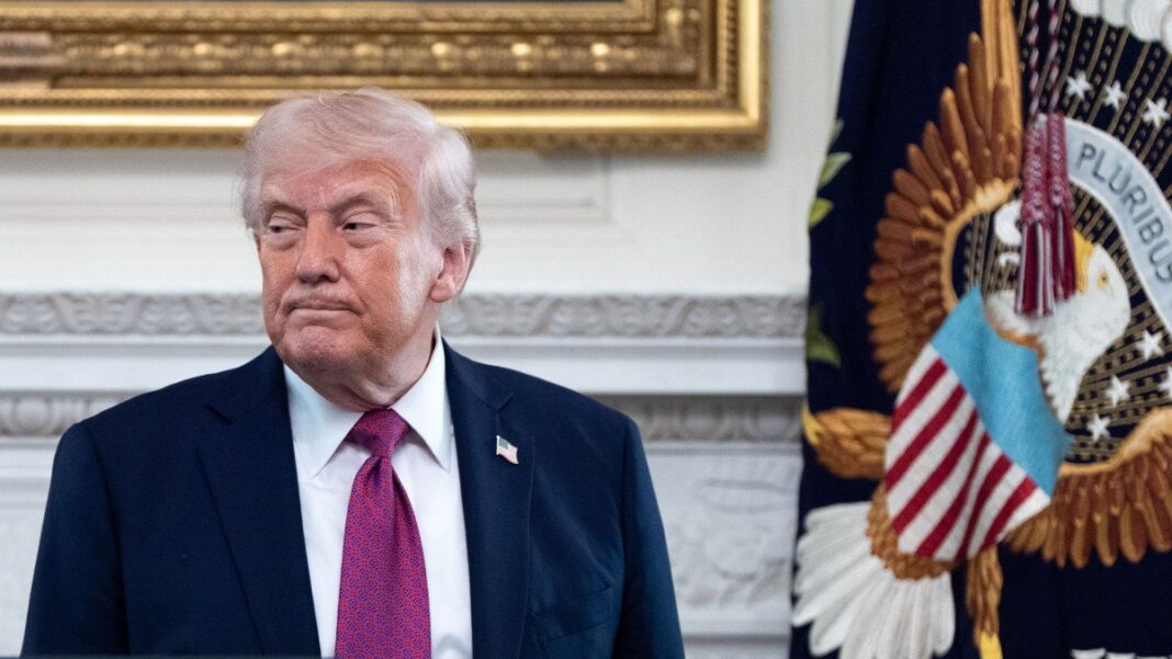 Banderas de Estados Unidos e Irán con un símbolo de alto al fuego en el medio.