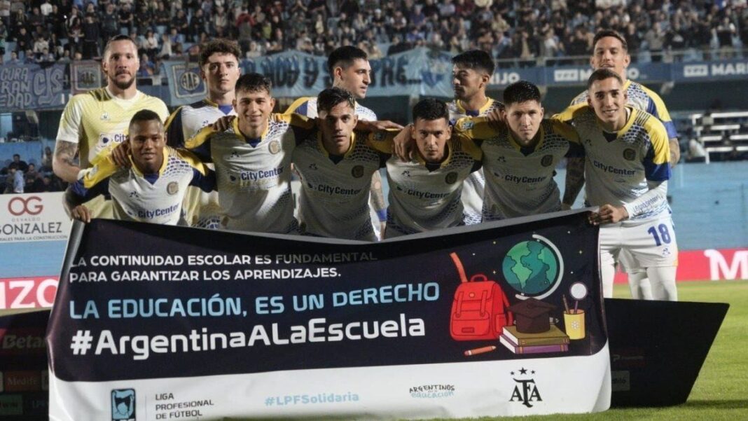 Julián Fernández festeja un gol con la camiseta de Rosario Central