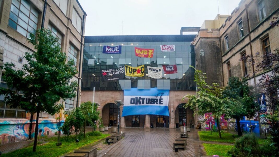 Estudiantes participando en las elecciones de la Universidad Nacional de Rosario.