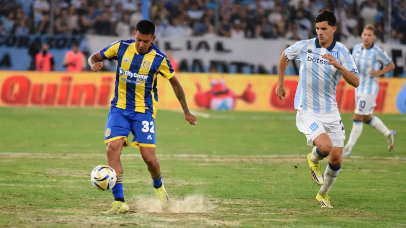 Emanuel Coronel, jugador de Rosario Central, en acción durante un partido.