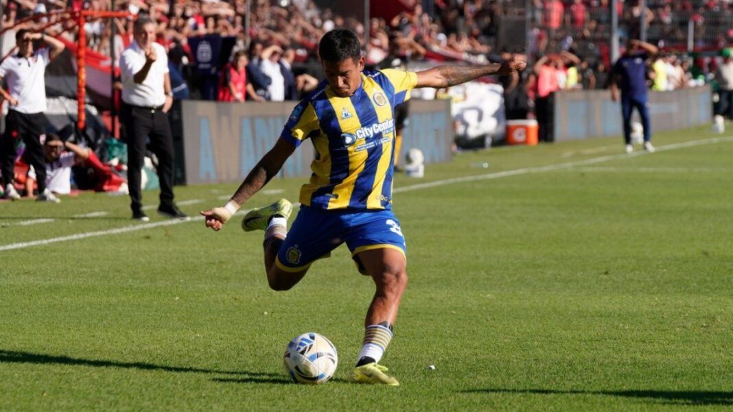 Emanuel Coronel, jugador de Central Córdoba, en el campo de juego.