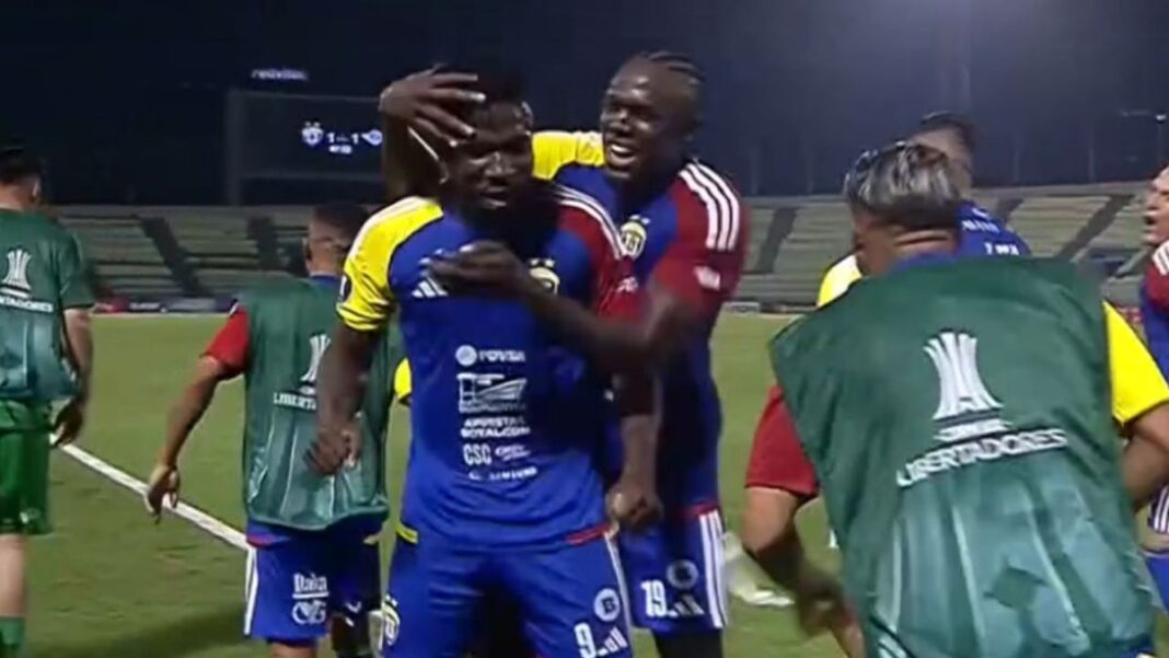 Jugadores de Universidad Central y Libertad disputando un balón en partido de Copa Libertadores