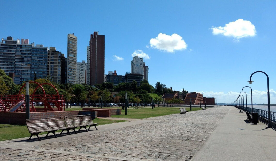 Cielo nublado sobre la ciudad de Rosario con viento